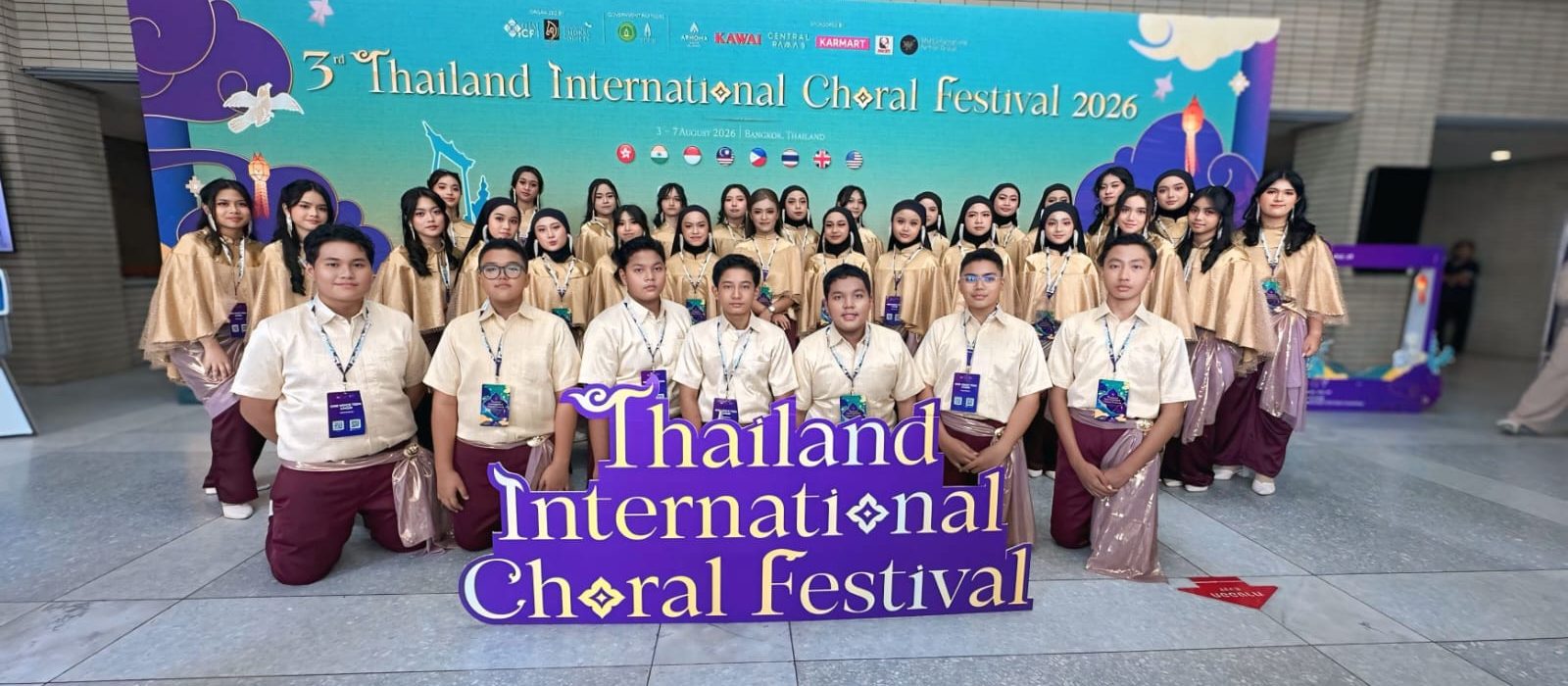 34 Siswa SMPN 1 SURABAYA, saat berada di backstage Thailand Centre Bangkok 3-7 Agustus lalu.
