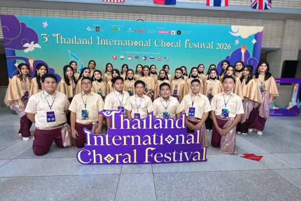 34 Siswa SMPN 1 SURABAYA, saat berada di backstage Thailand Centre Bangkok 3-7 Agustus lalu.