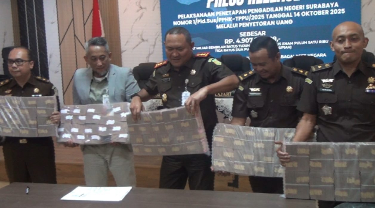 Kejari Tanjung Perak menyerahkan uang rampasan senilai Rp4,9 miliar lebih ke kas negara melalui Bank Syariah Indonesia KCP Pasar Atom.