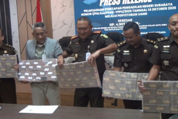 Kejari Tanjung Perak menyerahkan uang rampasan senilai Rp4,9 miliar lebih ke kas negara melalui Bank Syariah Indonesia KCP Pasar Atom.