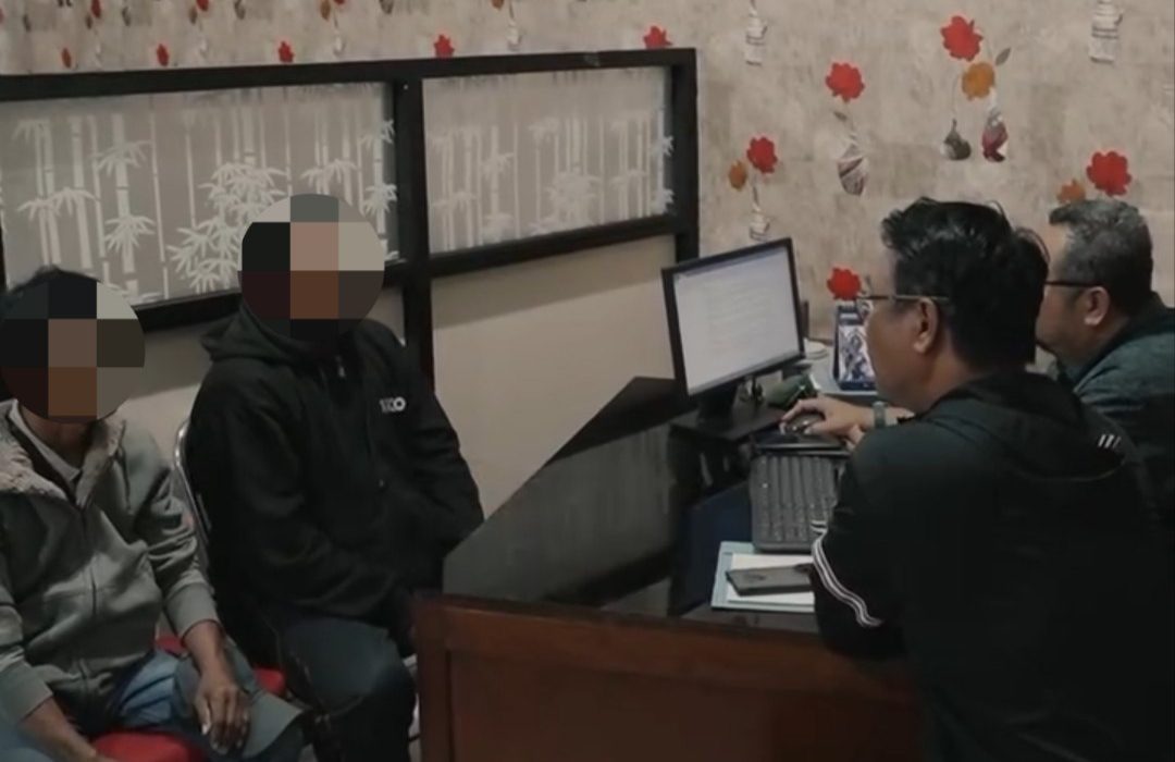Dua pelaku penipuan rekrutmen Pemkot Surabaya, ARC dan FRD, menjalani pemeriksaan internal Pemkot Surabaya.