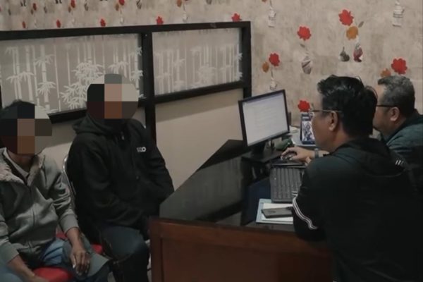 Dua pelaku penipuan rekrutmen Pemkot Surabaya, ARC dan FRD, menjalani pemeriksaan internal Pemkot Surabaya.