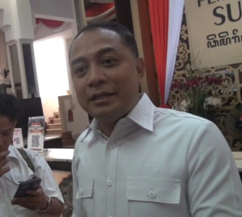 Eri Cahyadi memberikan keterangan soal gugatan terhadap dirinya, buntut sengketa ruko Ngagel Rejo.