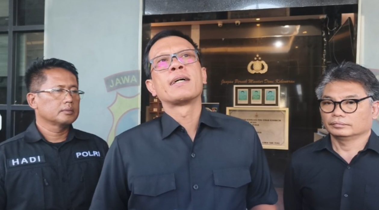 AKBP David Manurung, Kasat Reskrim Polrestabes Surabaya, memberikan keterangan soal DPO kasus pembacokan di depan Gedung Anindhita.