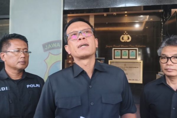 AKBP David Manurung, Kasat Reskrim Polrestabes Surabaya, memberikan keterangan soal DPO kasus pembacokan di depan Gedung Anindhita.