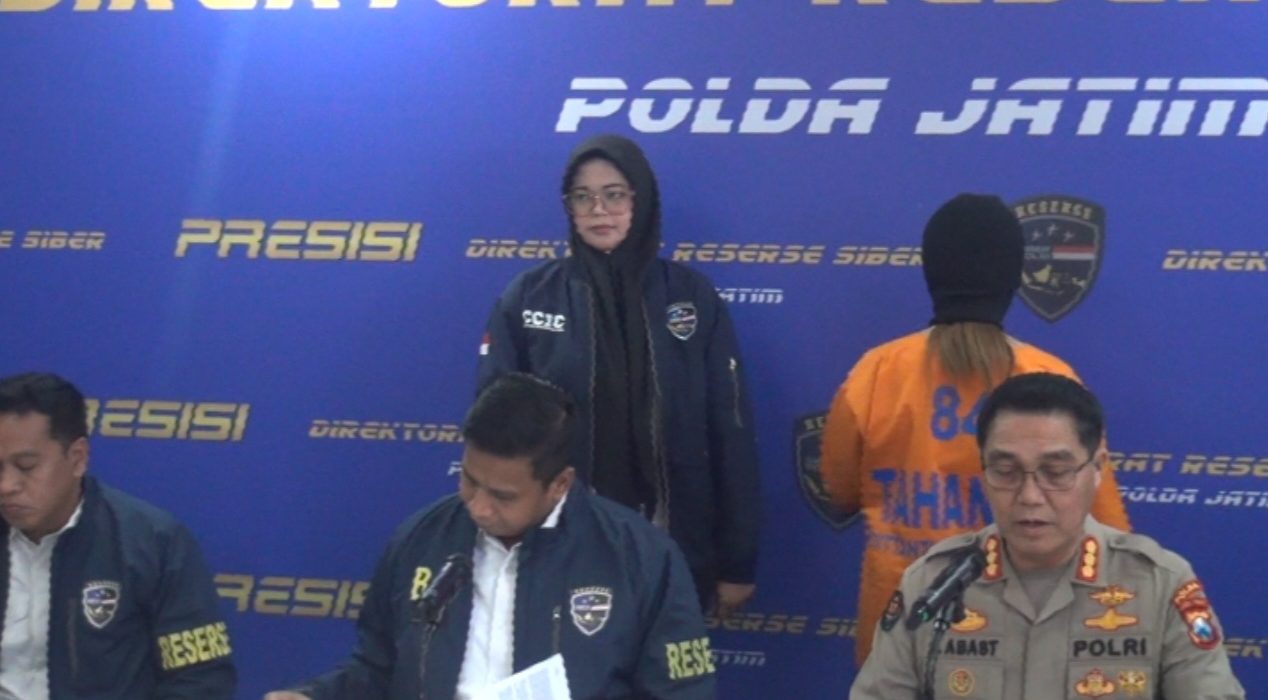 Ditsiber Polda Jatim merilis kasus arisan fiktif senilai Rp71 miliar di Gedung Ditsiber Polda Jatim bersama tersangka JNK.