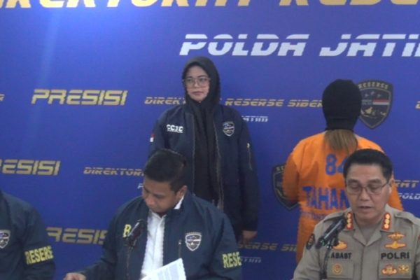 Ditsiber Polda Jatim merilis kasus arisan fiktif senilai Rp71 miliar di Gedung Ditsiber Polda Jatim bersama tersangka JNK.