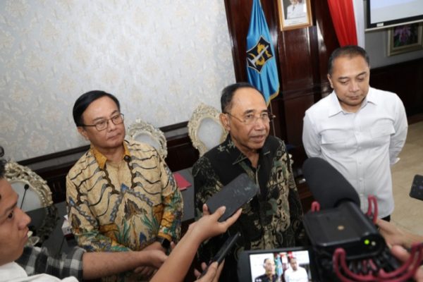 Ketua Dewas KPK dan Wali Kota Surabaya usai audiensi terkait optimalisasi hibah aset hasil rampasan di Balai Kota Surabaya.