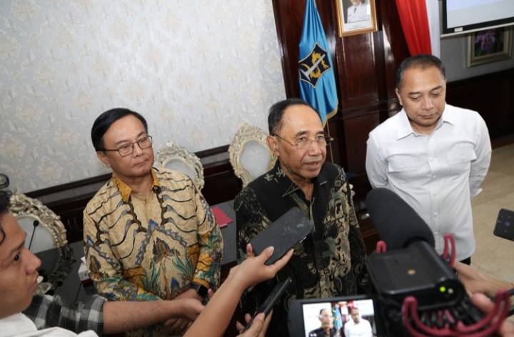 Ketua Dewas KPK dan Wali Kota Surabaya usai audiensi terkait optimalisasi hibah aset hasil rampasan di Balai Kota Surabaya.