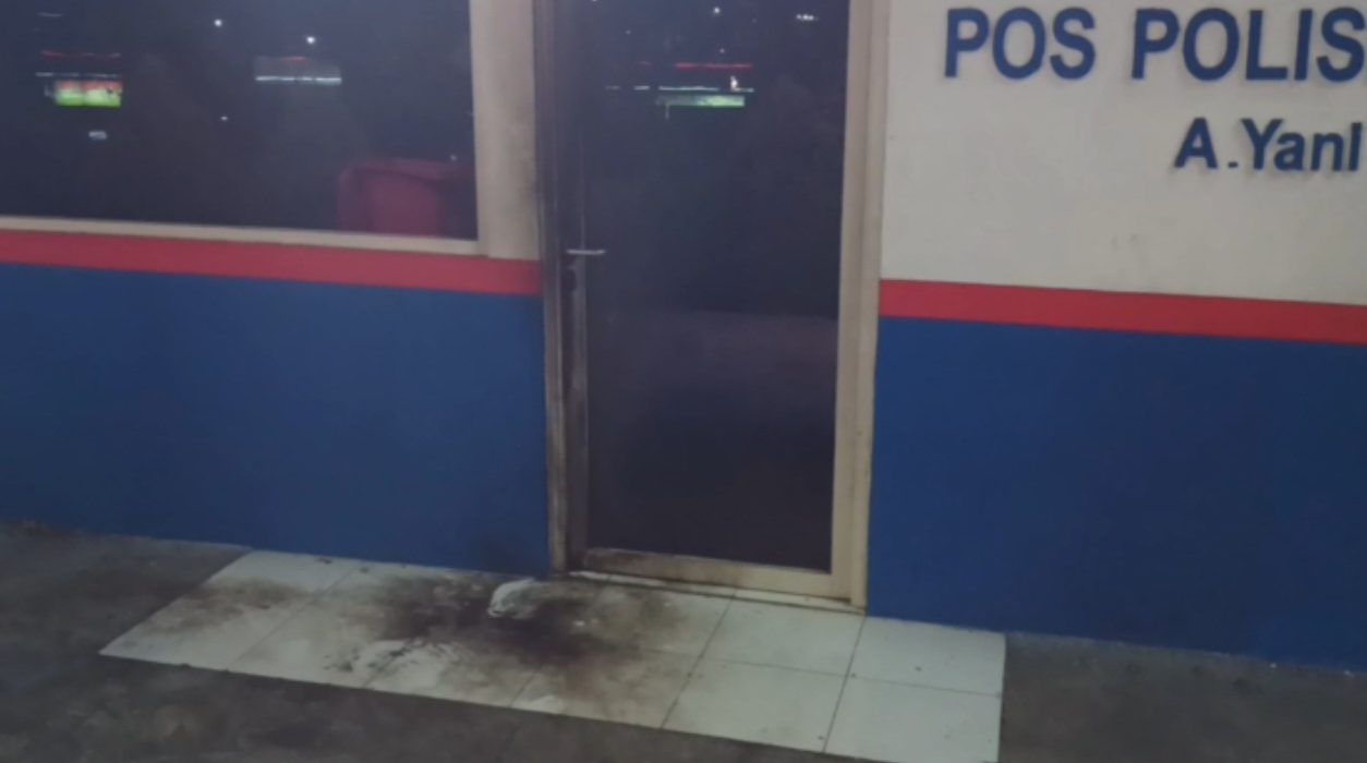 Tampak bercak hangus bekas api di Pos Polisi Margorejo.