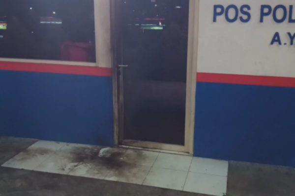 Tampak bercak hangus bekas api di Pos Polisi Margorejo.