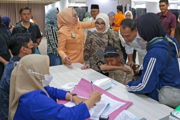 Wali Kota Eri Cahyadi dan Jajarannya meninjau peserta Khitanan Massal Di Gedung Wanita.