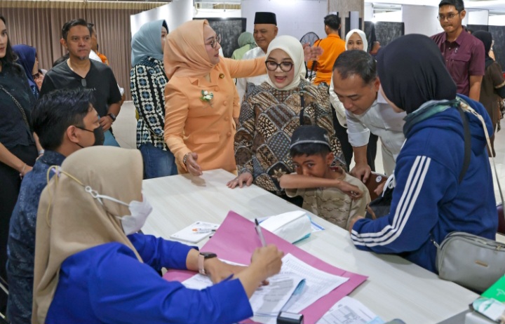 Wali Kota Eri Cahyadi dan Jajarannya meninjau peserta Khitanan Massal Di Gedung Wanita.