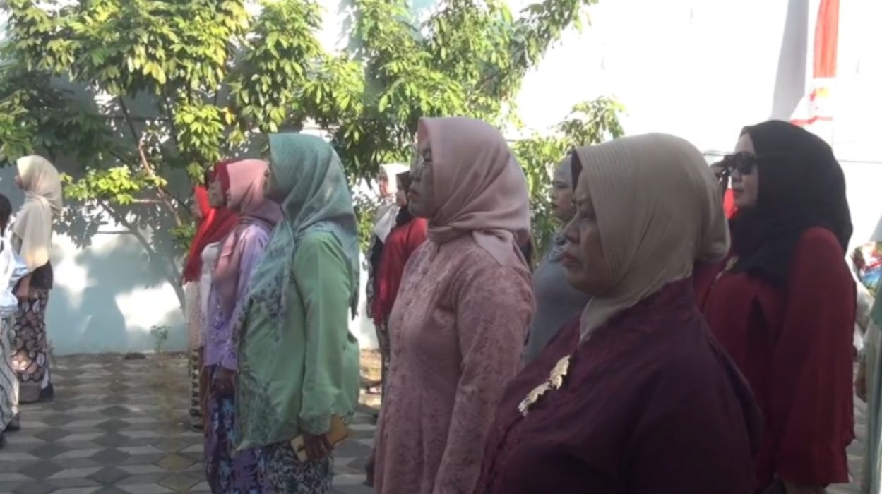 Para ibu PKL semangat mengikuti upacara dengan mengenakan baju kebaya.