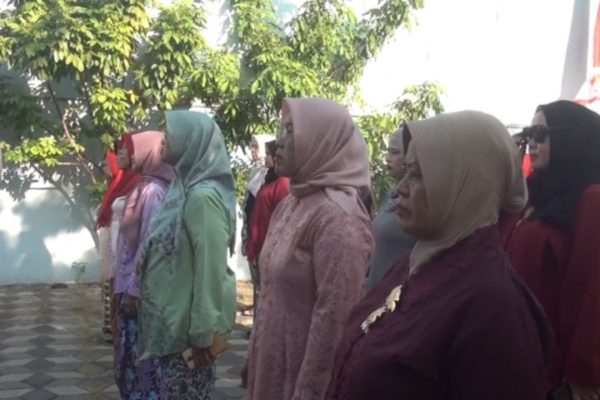 Para ibu PKL semangat mengikuti upacara dengan mengenakan baju kebaya.
