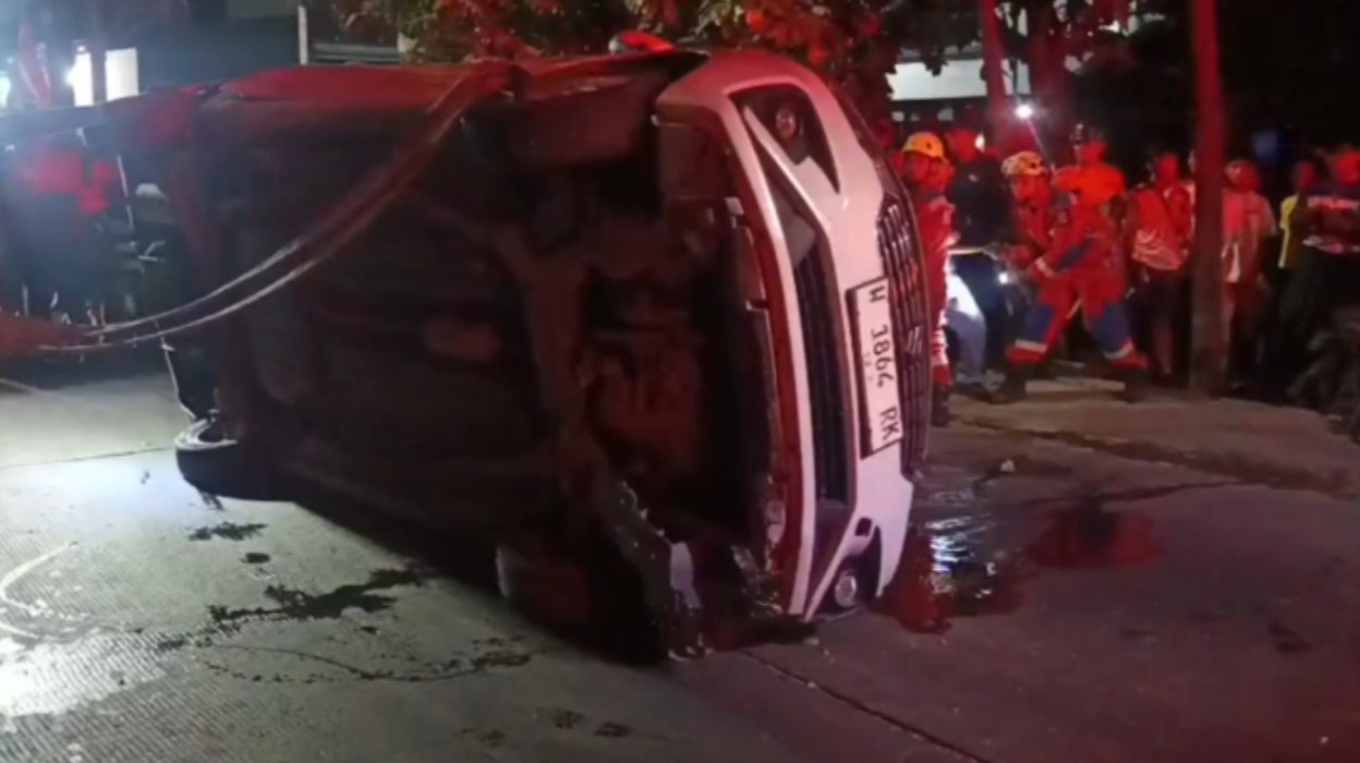 Mobil yang dikemudikan Wildan terbalik di Jalan Raya Banjar Sugihan setelah menabrak pohon.