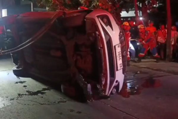 Mobil yang dikemudikan Wildan terbalik di Jalan Raya Banjar Sugihan setelah menabrak pohon.