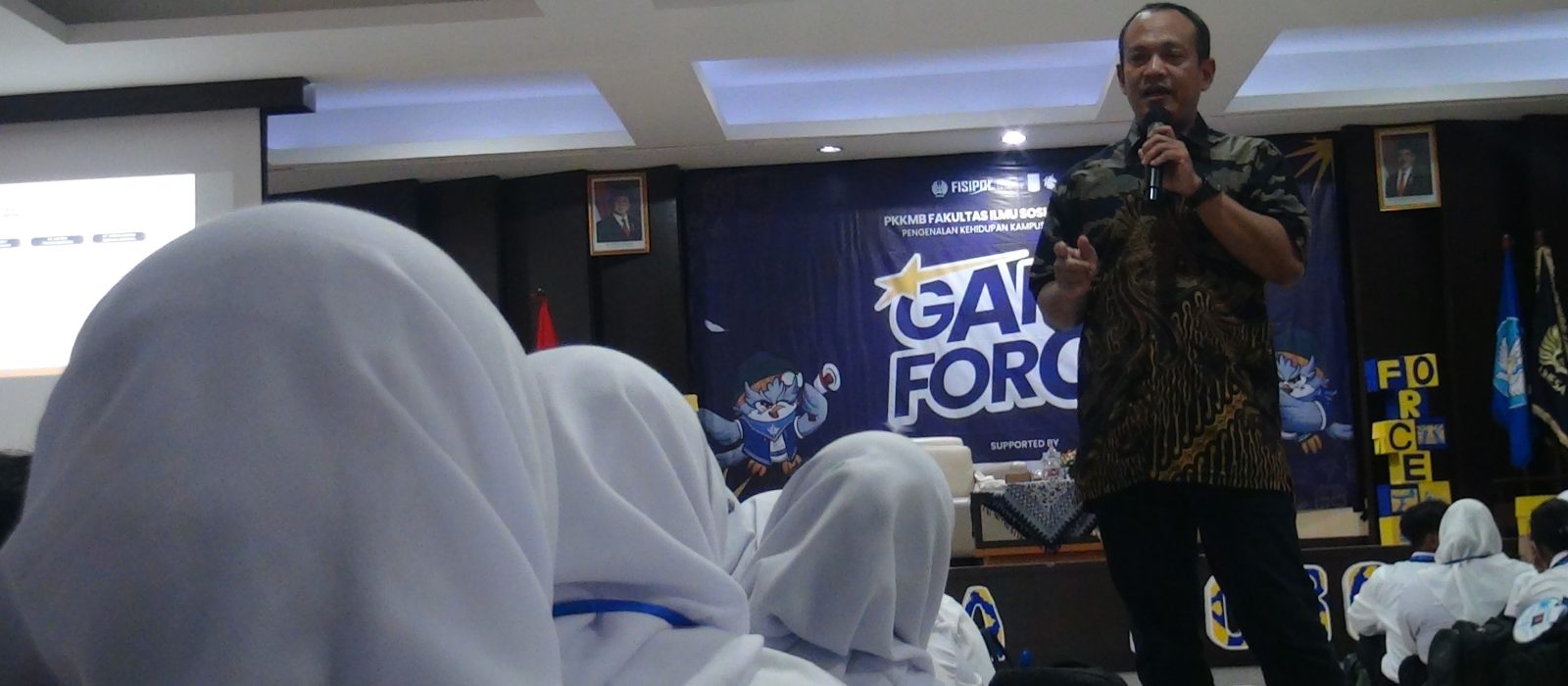Tarmuji, Komisaris Lenteratv/PT Lentera Group, saat memberikan materi kewirausahaan kepada mahasiswa baru dalam kegiatan PKKMB Unesa.