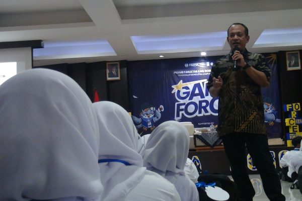 Tarmuji, Komisaris Lenteratv/PT Lentera Group, saat memberikan materi kewirausahaan kepada mahasiswa baru dalam kegiatan PKKMB Unesa.
