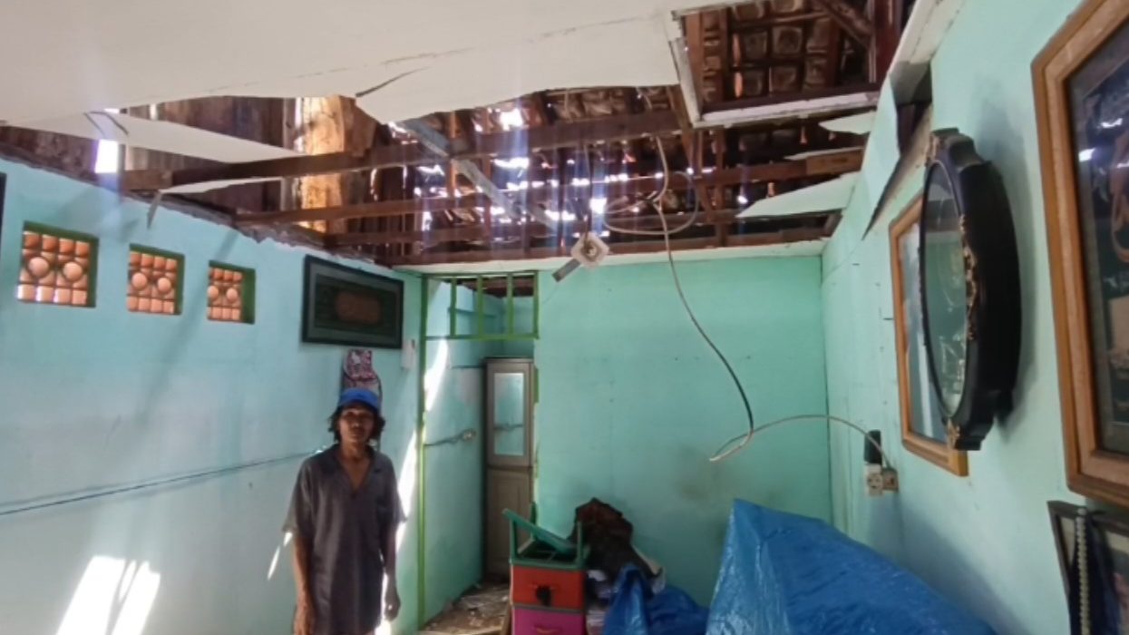 Kerusakan plafon rumah Kholis, warga Juwingan, setelah ledakan akibat kebocoran LPG.