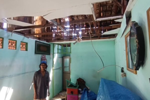 Kerusakan plafon rumah Kholis, warga Juwingan, setelah ledakan akibat kebocoran LPG.