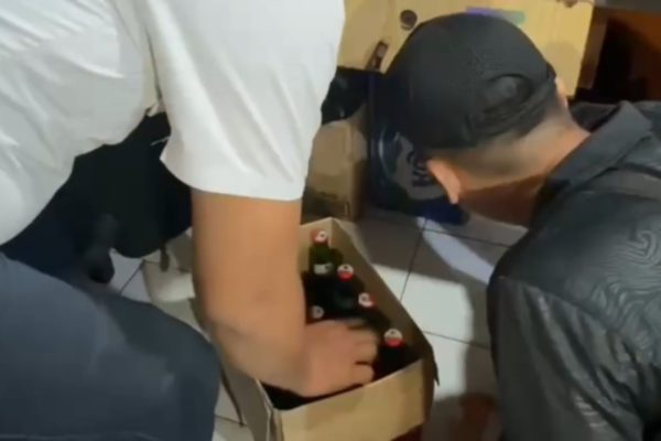 Petugas gabungan Satpol PP Surabaya menemukan 12 botol miras di sebuah warkop.