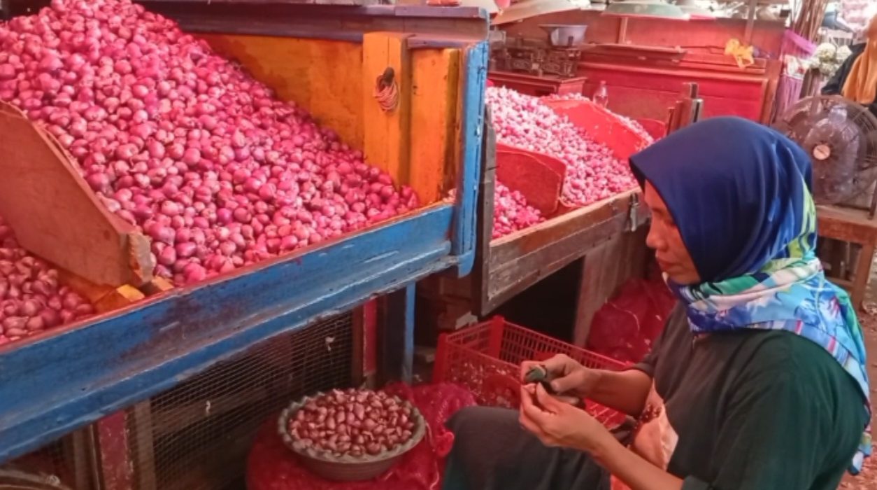 Sumrinyeh, salah satu buruh pengupas bawang merah di Pasar Pabean, Surabaya.