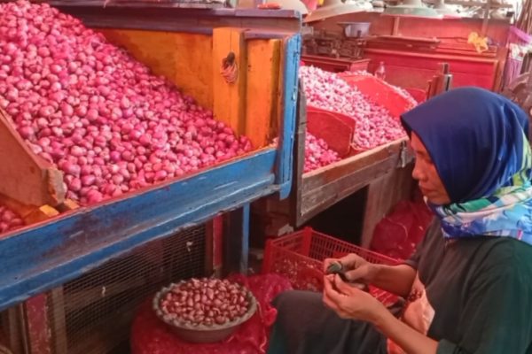 Sumrinyeh, salah satu buruh pengupas bawang merah di Pasar Pabean, Surabaya.