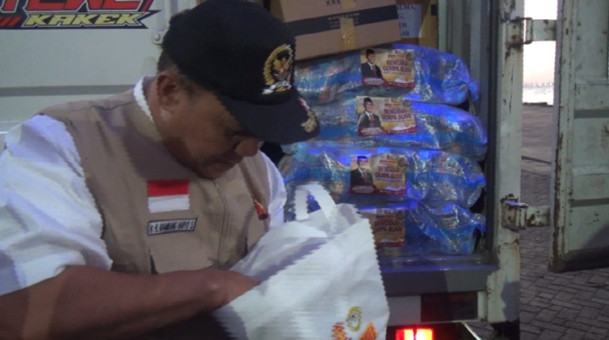 Anggota DPR RI Komisi VII Bambang Haryo Soekartono menunjukan paket bahan pokok dari salah satu truk logistik yang diberangkatkan ke Pelabuhan Pulau Ende Jumat Petang 21 Agustus 2026.