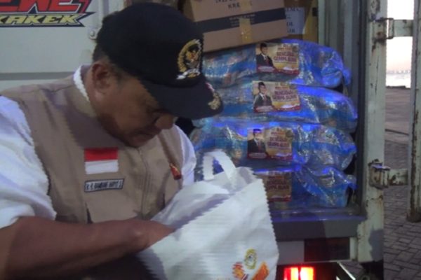 Anggota DPR RI Komisi VII Bambang Haryo Soekartono menunjukan paket bahan pokok dari salah satu truk logistik yang diberangkatkan ke Pelabuhan Pulau Ende Jumat Petang 21 Agustus 2026.