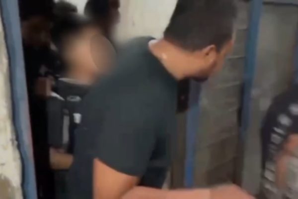Foto Tersangka IRF saat digerebek di Jalan Benteng Dalam Semampir Surabaya.