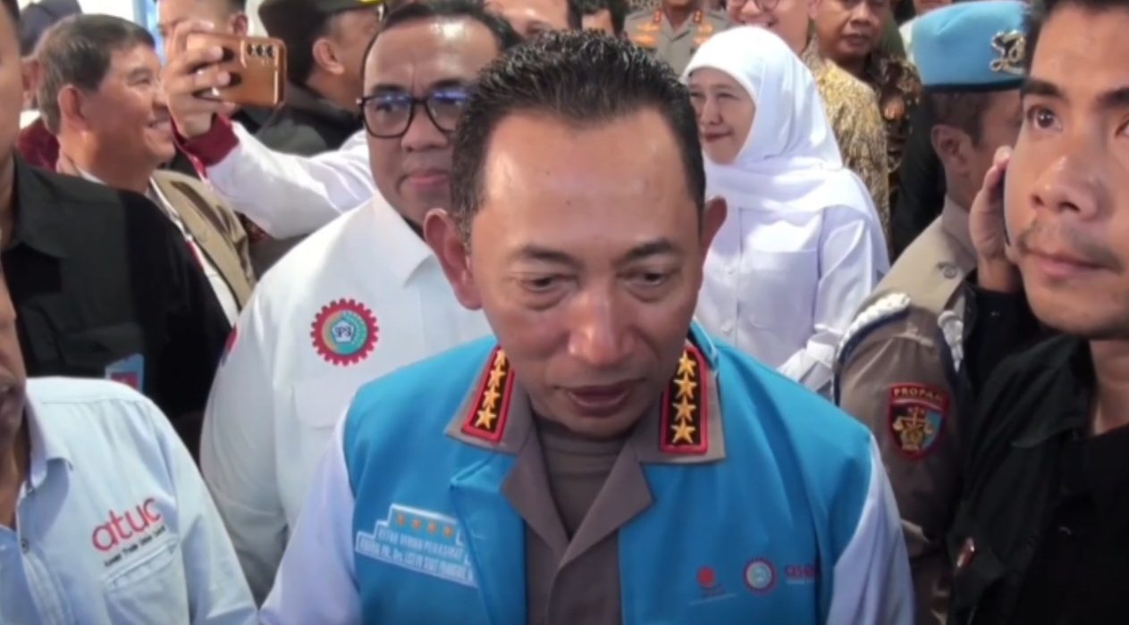 Kapolri Jenderal Listyo Sigit Prabowo memberikan keterangan pers terkait karhutla di Surabaya.