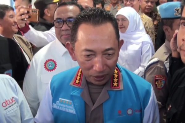 Kapolri Jenderal Listyo Sigit Prabowo memberikan keterangan pers terkait karhutla di Surabaya.