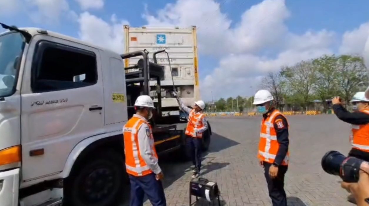100 unit truk angkutan peti kemas menjalani uji emisi di Terminal Peti Kemas Pelabuhan Tanjung Perak dan Pelabuhan Peti Kemas Teluk Lamong.