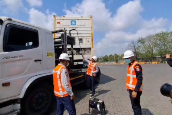 100 unit truk angkutan peti kemas menjalani uji emisi di Terminal Peti Kemas Pelabuhan Tanjung Perak dan Pelabuhan Peti Kemas Teluk Lamong.