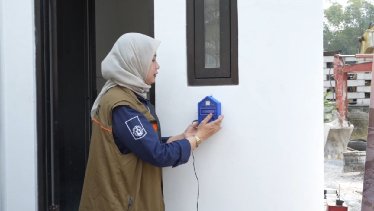 Berlian Al Kindhi, inovator sensor gempa, menunjukkan alat ciptaannya yang berbiaya rendah untuk mendeteksi bencana sebagai upaya mitigasi lebih cepat.