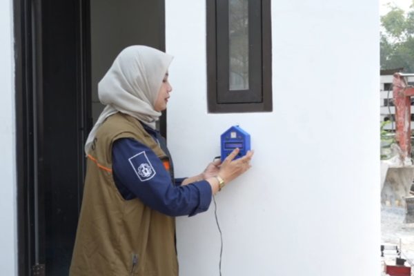 Berlian Al Kindhi, inovator sensor gempa, menunjukkan alat ciptaannya yang berbiaya rendah untuk mendeteksi bencana sebagai upaya mitigasi lebih cepat.