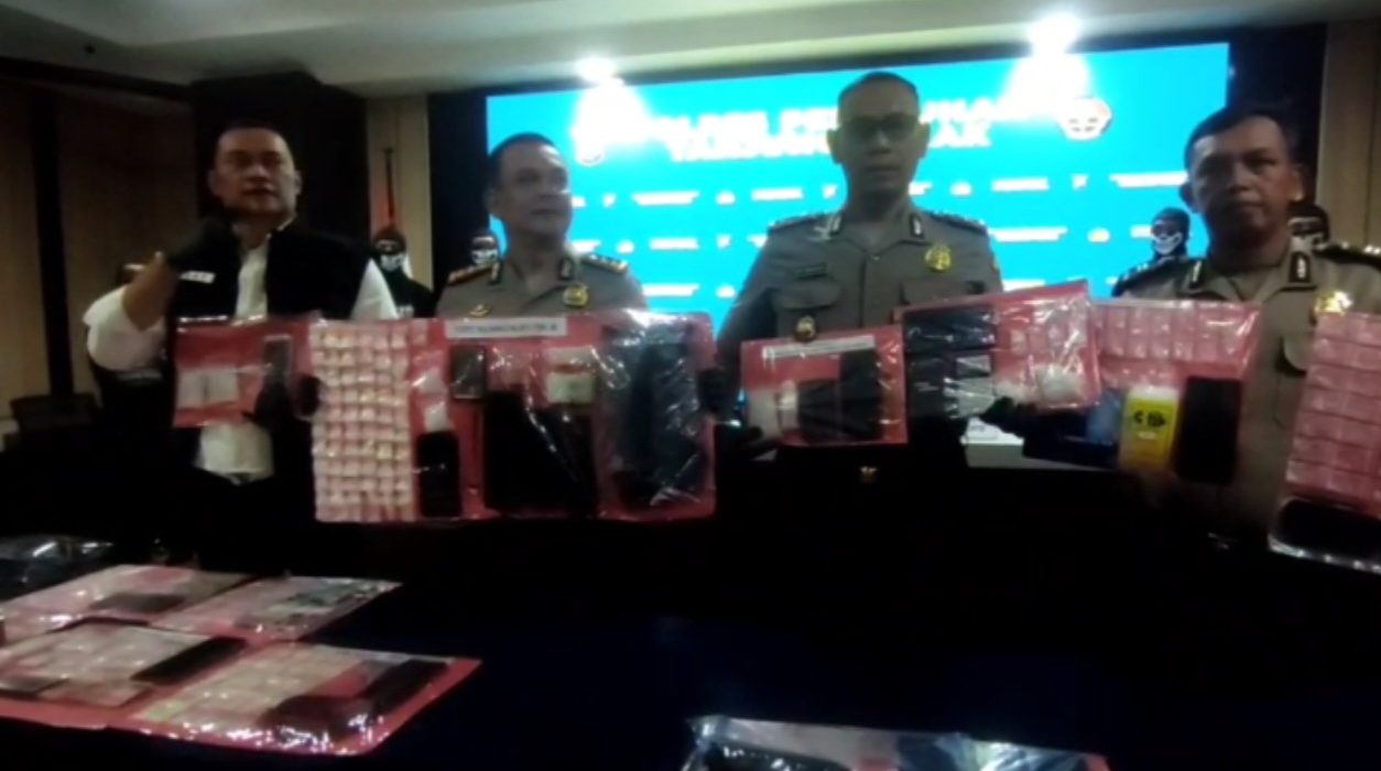 Kapolres Tanjung Perak Bersama Kasat Narkoba serta Jajaran Polres Tanjung Perak menunjukan Barang Bukti Ungkap Kasus Tumpas Semeru 2026.
