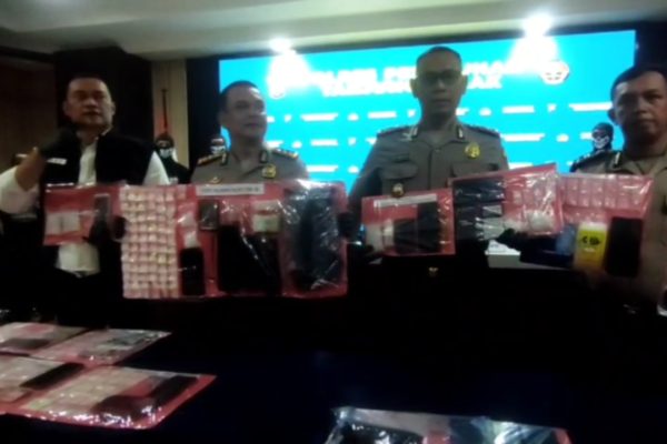 Kapolres Tanjung Perak Bersama Kasat Narkoba serta Jajaran Polres Tanjung Perak menunjukan Barang Bukti Ungkap Kasus Tumpas Semeru 2026.