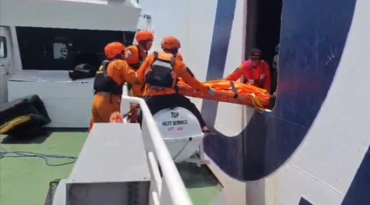 Proses Tender Jenazah Abraham Warga Sika NTT dari KM Dharma Rucitra VII ke KN 249 Permadi.