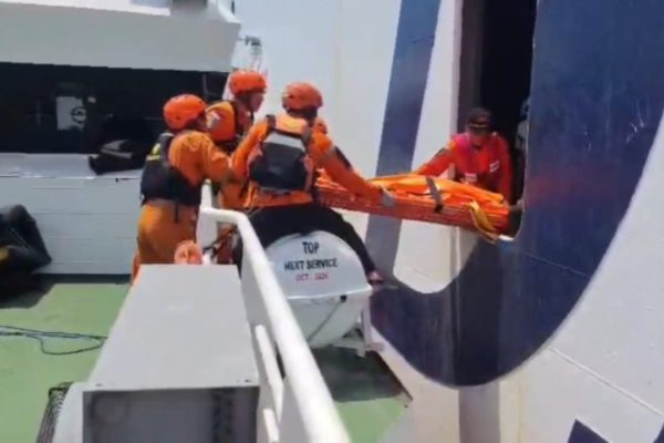 Proses Tender Jenazah Abraham Warga Sika NTT dari KM Dharma Rucitra VII ke KN 249 Permadi.