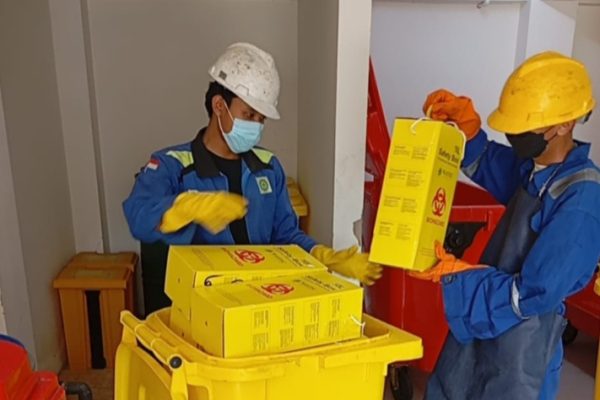 Petugas melakukan pengolahan Limbah Medis di Surabaya dengan mekanisme ketat. Hal ini menjelaskan viralnya temuan ribuan limbah medis di Sidoarjo.
