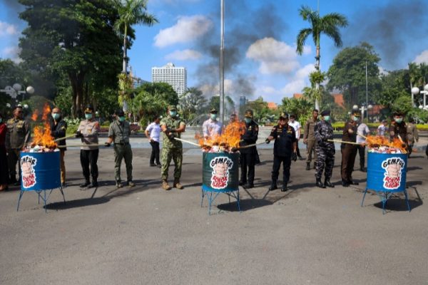 Pemerintah Kota Surabaya bersama Kanwil DJBC Jawa Timur I dan KPPBC TMP B Sidoarjo memusnahkan 43,2 juta batang rokok ilegal.