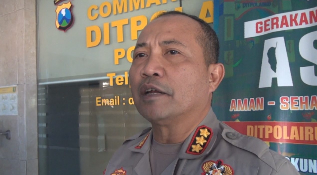 Kombes Pol. Arman Asmara Syarifuddin, Dirpolairud Polda Jatim, memberikan keterangan kepada Lenteratv dan sejumlah awak media.