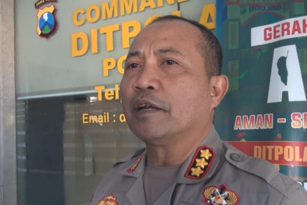 Kombes Pol. Arman Asmara Syarifuddin, Dirpolairud Polda Jatim, memberikan keterangan kepada Lenteratv dan sejumlah awak media.