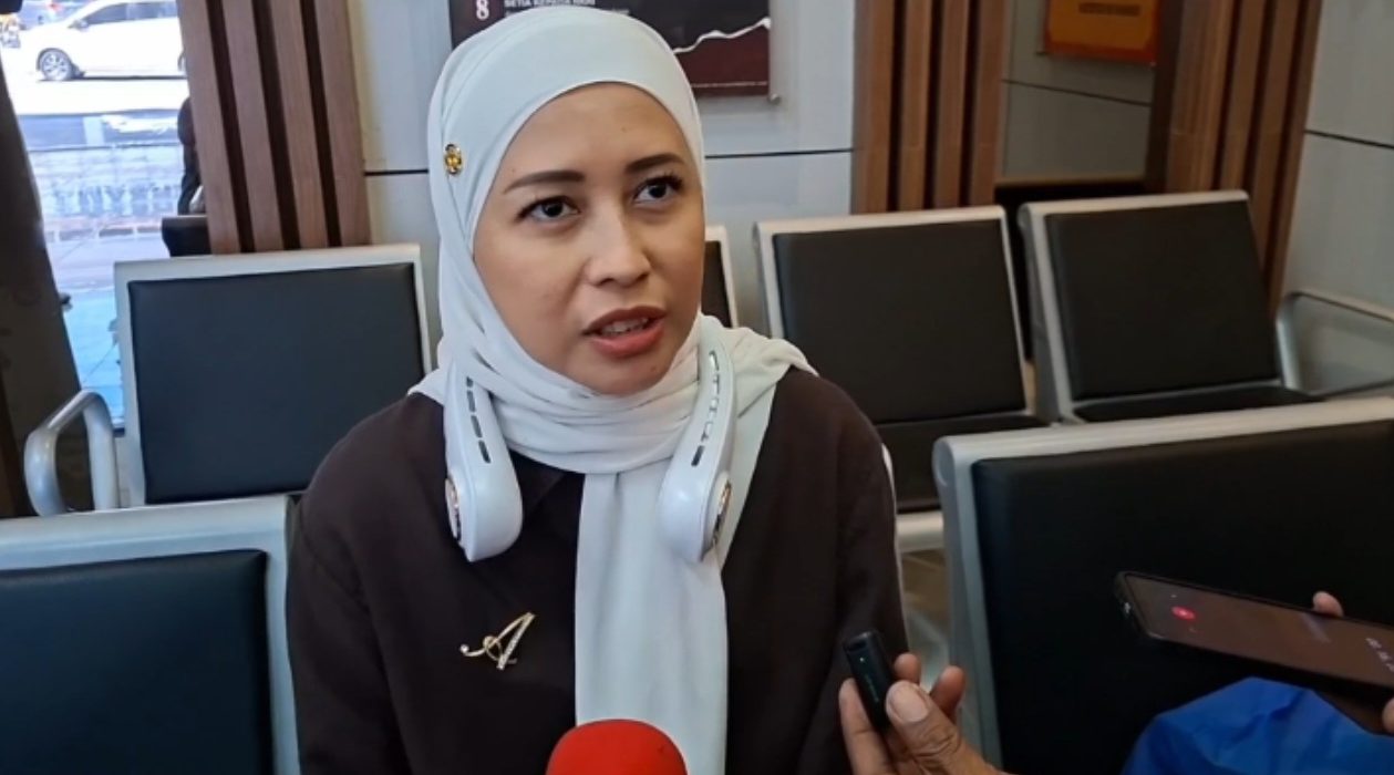Selebgram Ratu Felisha memenuhi panggilan penyidik di Gedung Ditressiber Polda Jatim.