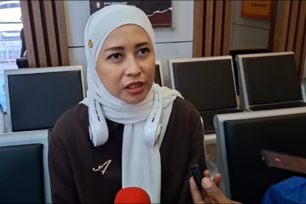 Selebgram Ratu Felisha memenuhi panggilan penyidik di Gedung Ditressiber Polda Jatim.
