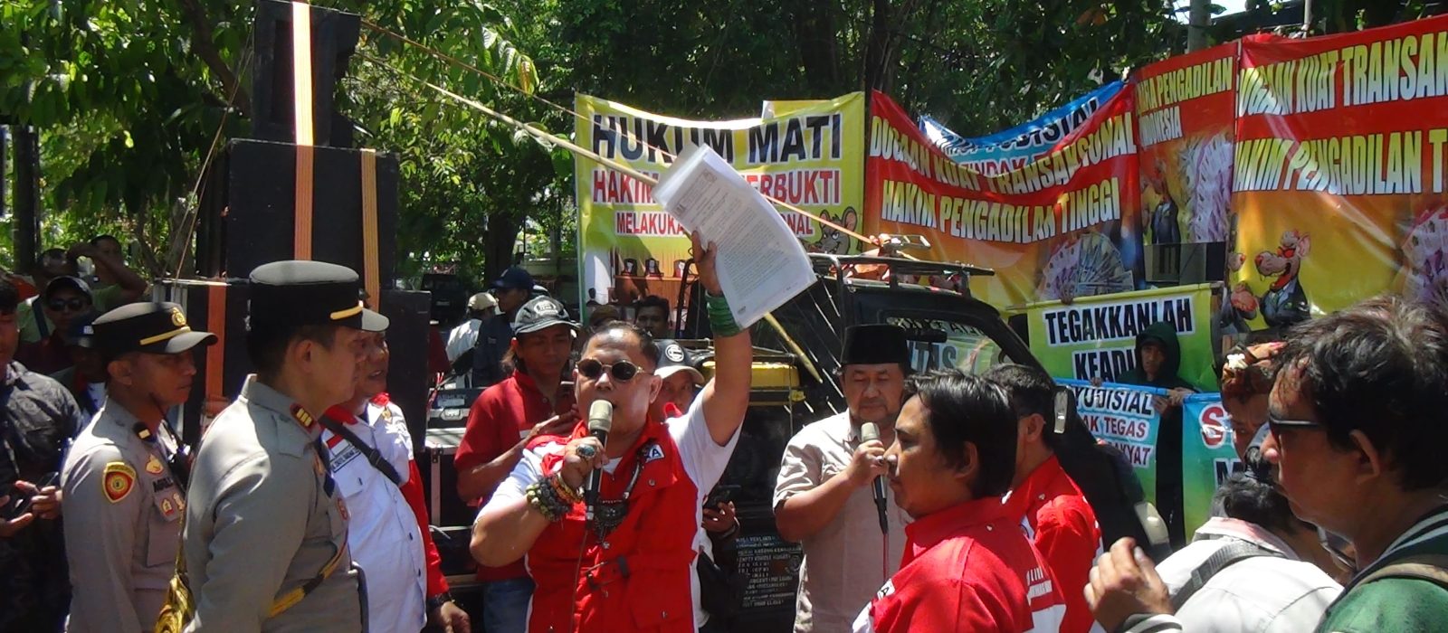 Massa LIRA Jatim menyoroti dugaan gratifikasi hakim Pengadilan Tinggi Surabaya.