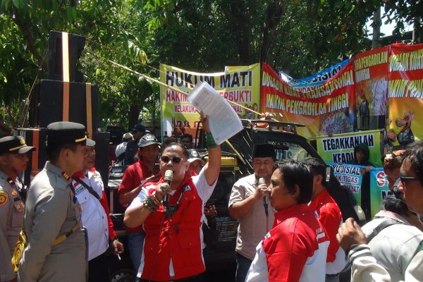 Massa LIRA Jatim menyoroti dugaan gratifikasi hakim Pengadilan Tinggi Surabaya.