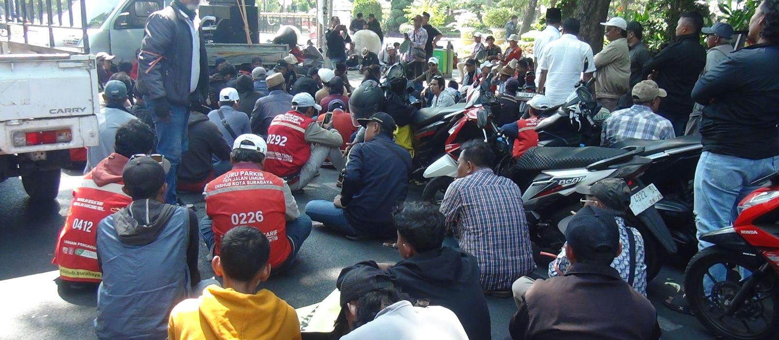 Ratusan jukir berunjuk rasa di Jalan Wali Kota Mustajab, menuntut kejelasan pembayaran QRIS dan nominal bagi hasil.